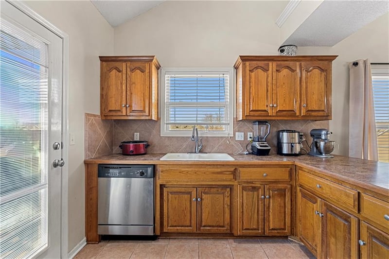 9004 Cosby Ave, Kansas City, MO 64154