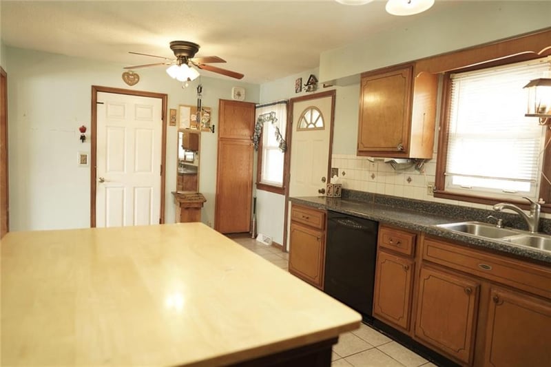 1203 S Highland Dr, Harrisonville, MO 64701