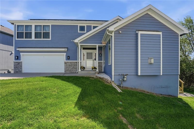 12627 Charlotte St, Kansas City, MO 64146