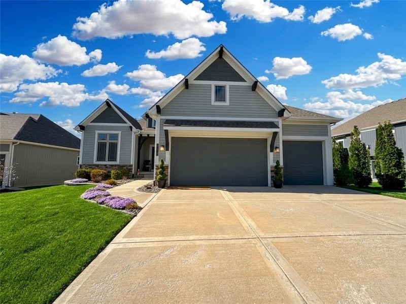 1100 Heather Dr, Lee's Summit, MO 64081