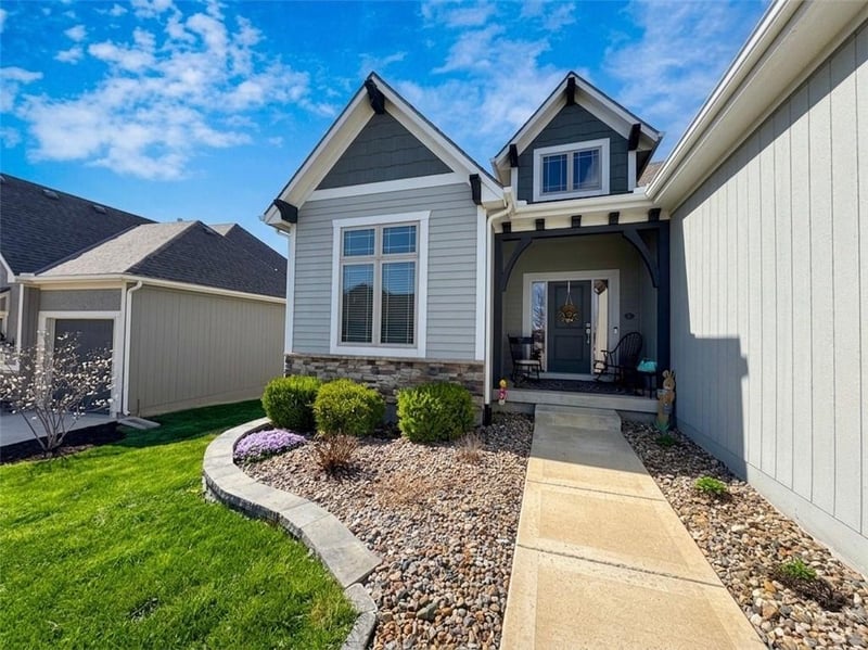 1100 Heather Dr, Lee's Summit, MO 64081