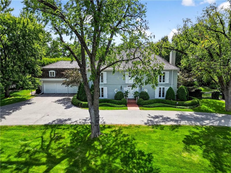2835 Verona Rd, Mission Hills, KS 66208