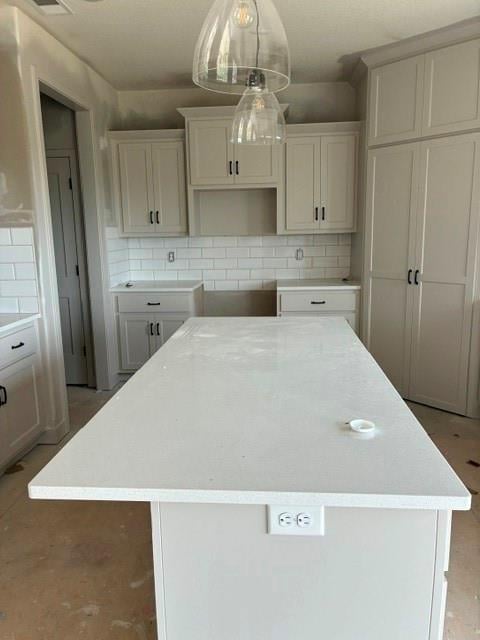 16192 Ryan Cir, Parkville, MO 64152