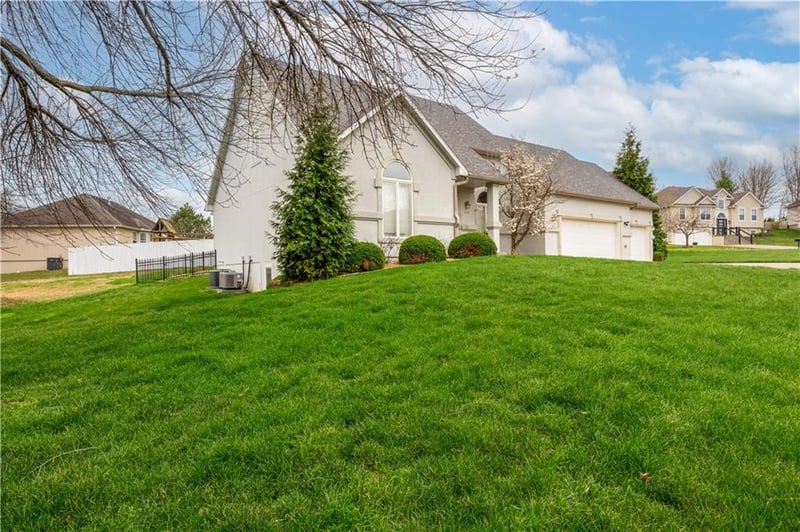 110 Deerfield Dr, Warrensburg, MO 64093