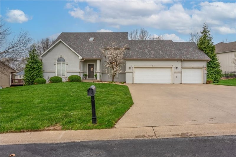 110 Deerfield Dr, Warrensburg, MO 64093