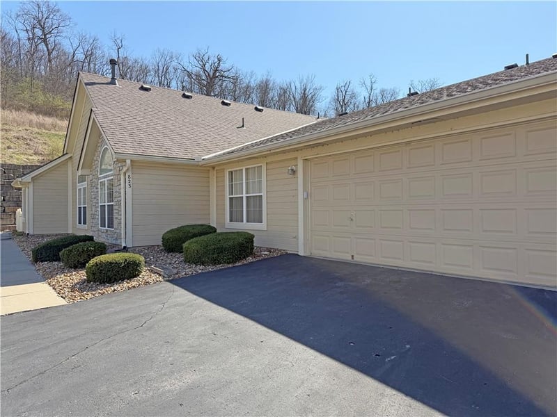 823 Devon Dr, Lee's Summit, MO 64064