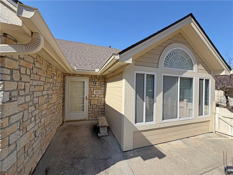 823 Devon Dr, Lee's Summit, MO 64064