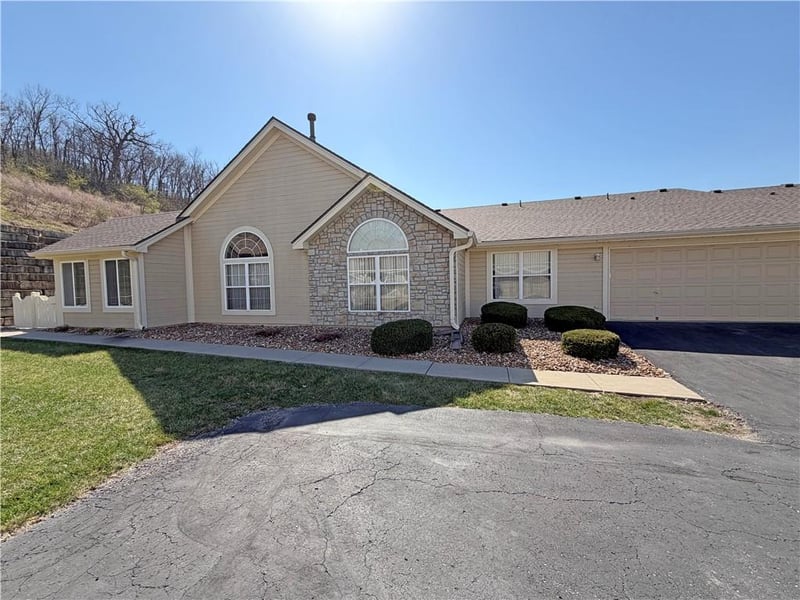 823 Devon Dr, Lee's Summit, MO 64064