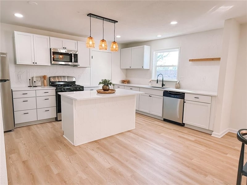 8910 Western Hills Dr, Kansas City, MO 64114