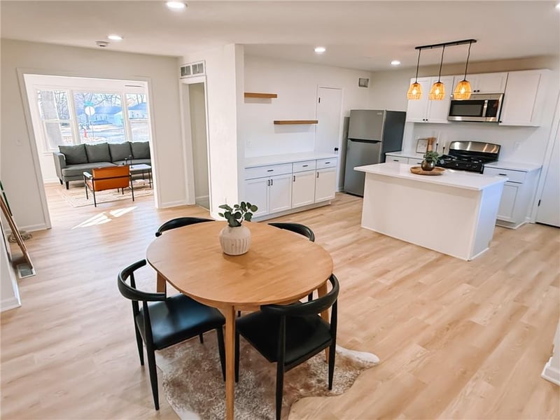 8910 Western Hills Dr, Kansas City, MO 64114