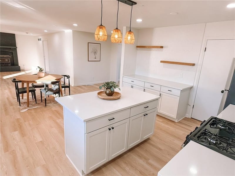 8910 Western Hills Dr, Kansas City, MO 64114