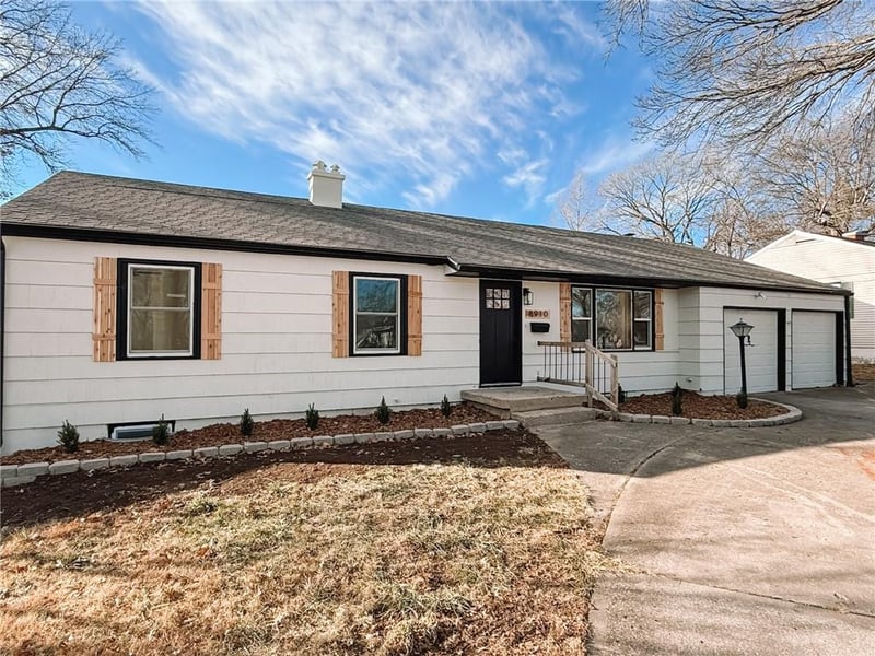 8910 Western Hills Dr, Kansas City, MO 64114