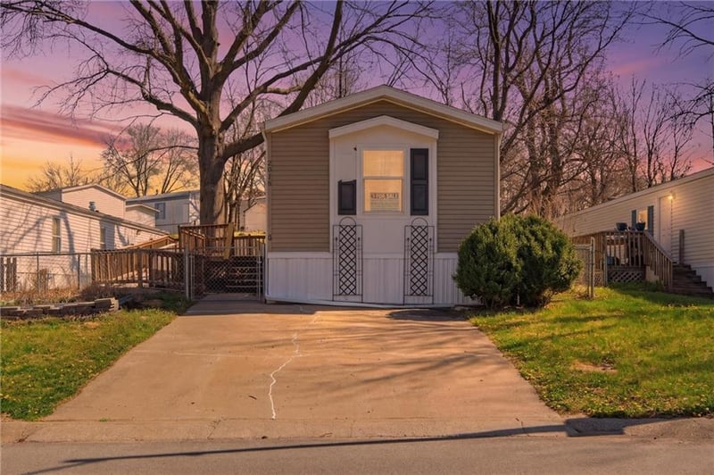 2015 Current St, Liberty, MO 64068
