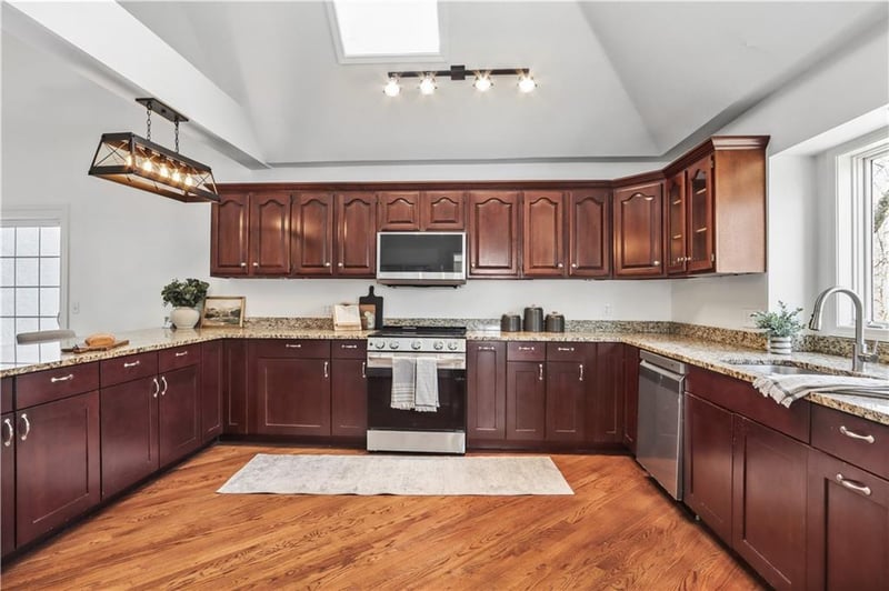 17010 Palos Verdes Dr, Stilwell, KS 66085