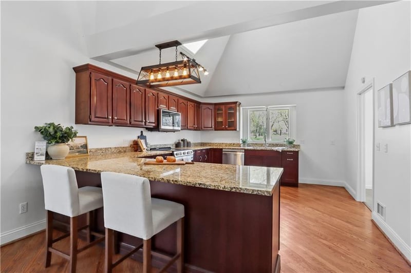 17010 Palos Verdes Dr, Stilwell, KS 66085