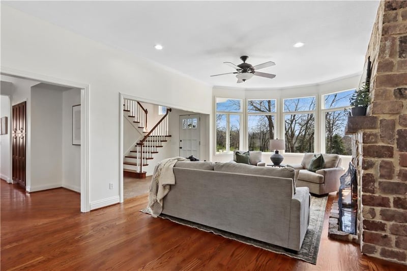 17010 Palos Verdes Dr, Stilwell, KS 66085