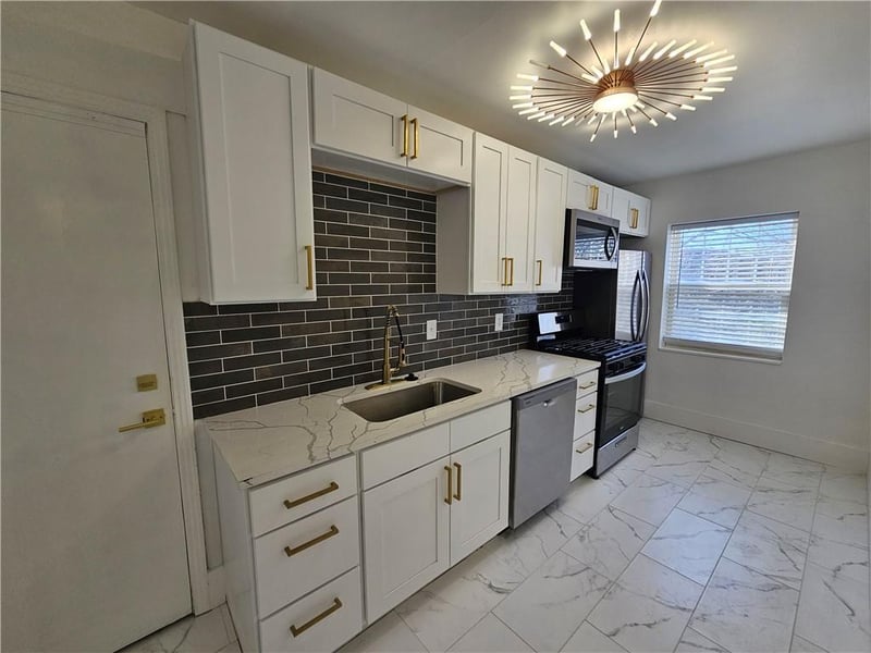 1207 45th St #3W, Kansas City, MO 64111