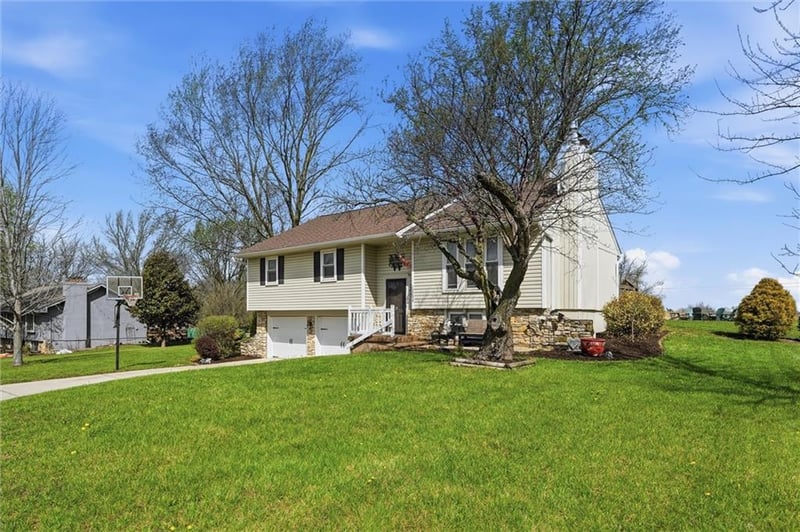 12200 Hollingsworth Rd, Kansas City, KS 66109