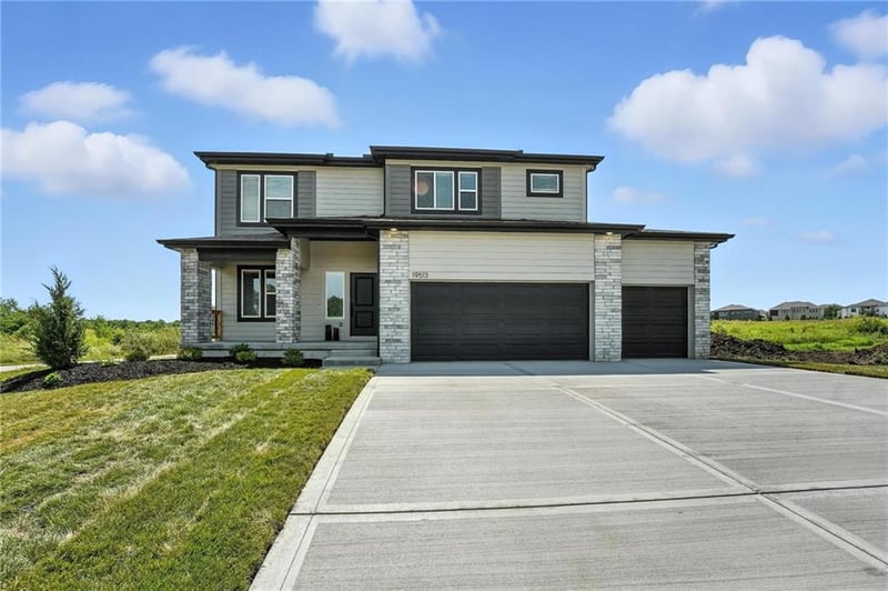 902 Bluebird Ln, Oak Grove, MO 64075