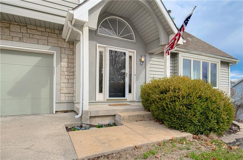 5916 Albervan St, Shawnee, KS 66216