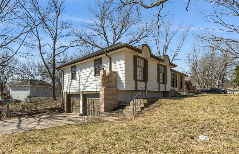 8825 Mcelroy Rd, Kansas City, MO 64134