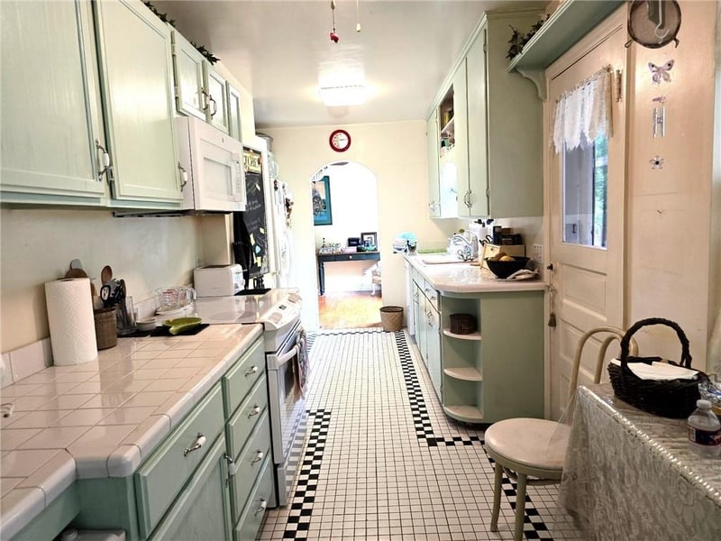 10720 62nd St, Shawnee, KS 66203