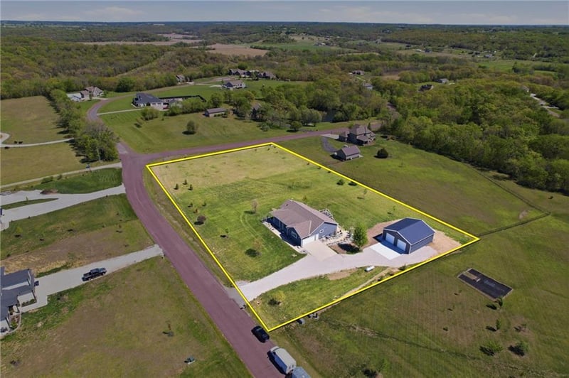17368 254th St, Tonganoxie, KS 66086