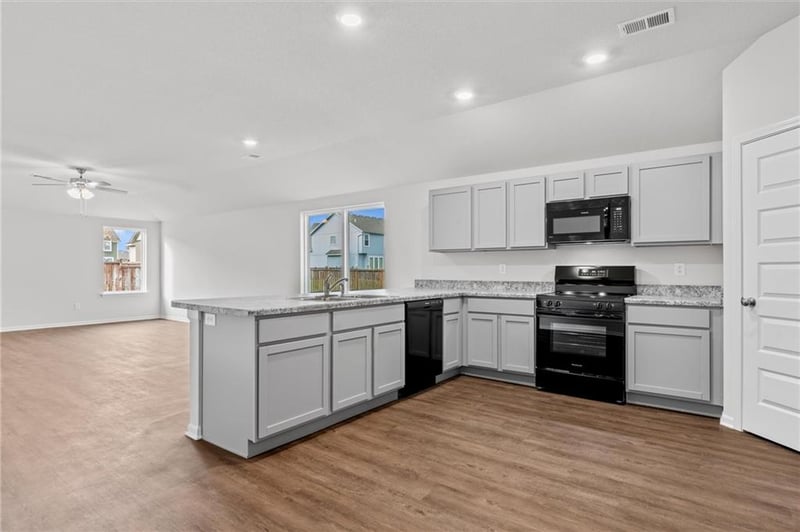 465 Valley View Dr, Tonganoxie, KS 66086