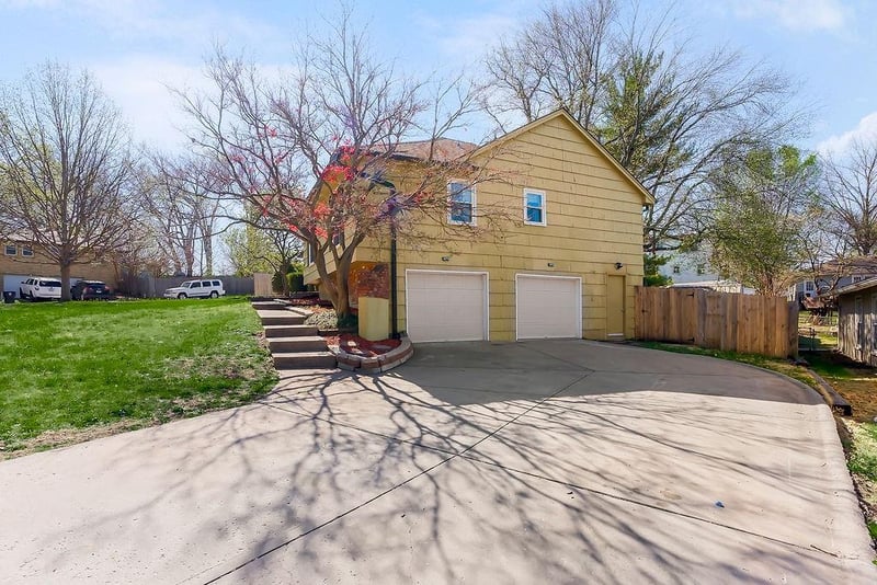 3427 E 105th Ter, Kansas City, MO 64137