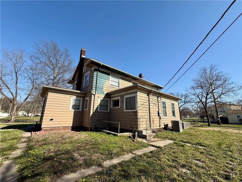 416 6th St, Burlington, KS 66839