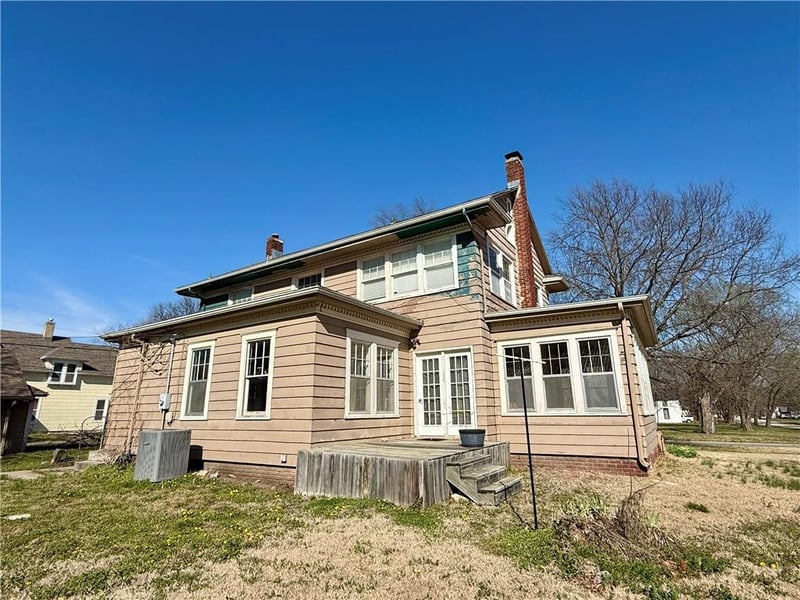 416 6th St, Burlington, KS 66839