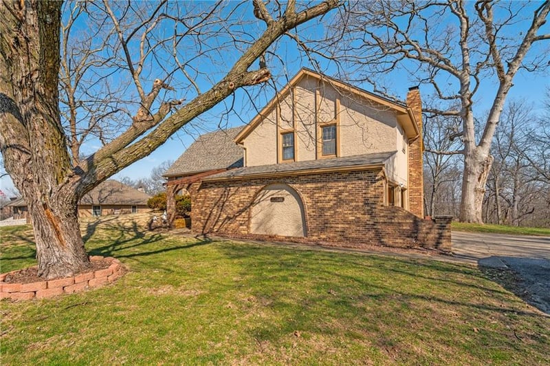 12326 Pinehurst Dr, Kansas City, KS 66109