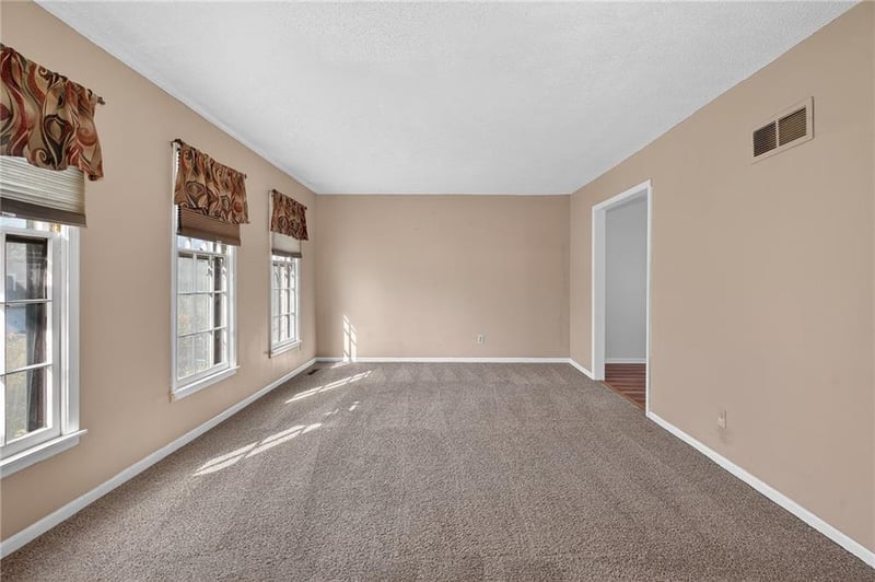 12326 Pinehurst Dr, Kansas City, KS 66109