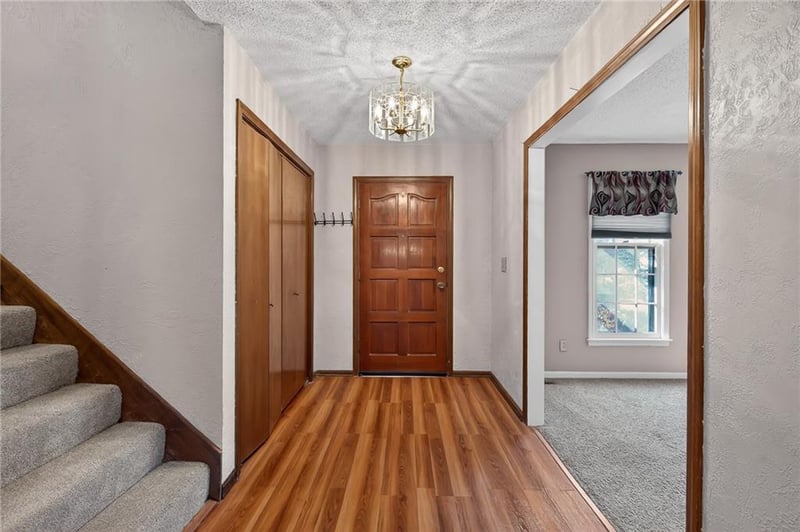 12326 Pinehurst Dr, Kansas City, KS 66109