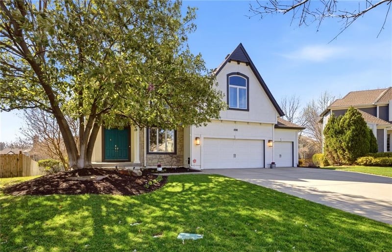 16216 Ash St, Overland Park, KS 66085