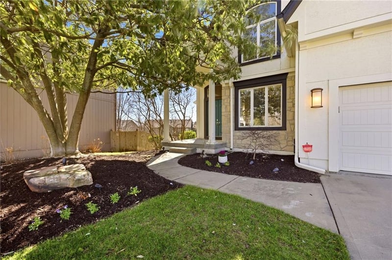 16216 Ash St, Overland Park, KS 66085