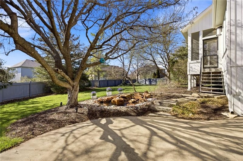 16216 Ash St, Overland Park, KS 66085