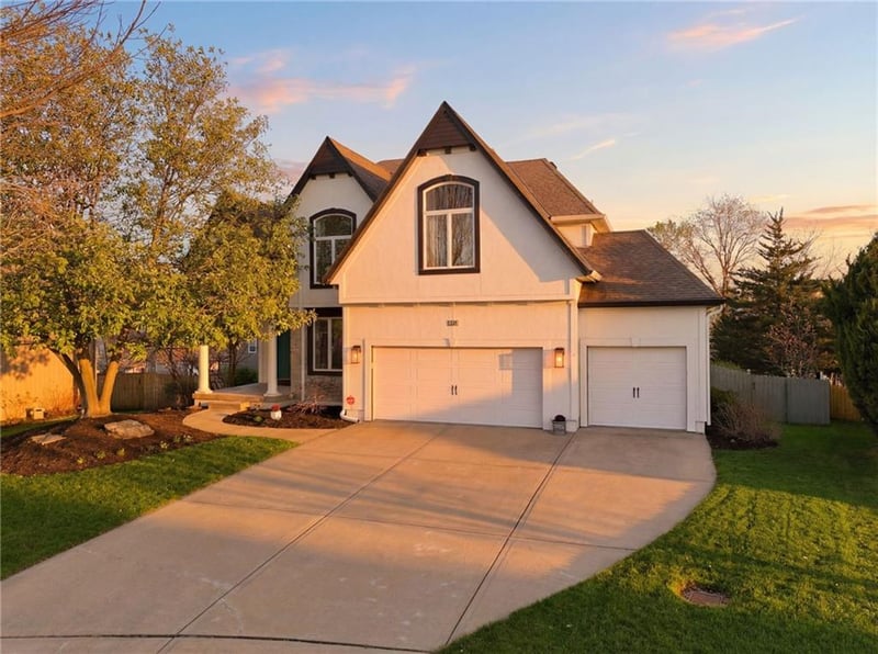 16216 Ash St, Overland Park, KS 66085