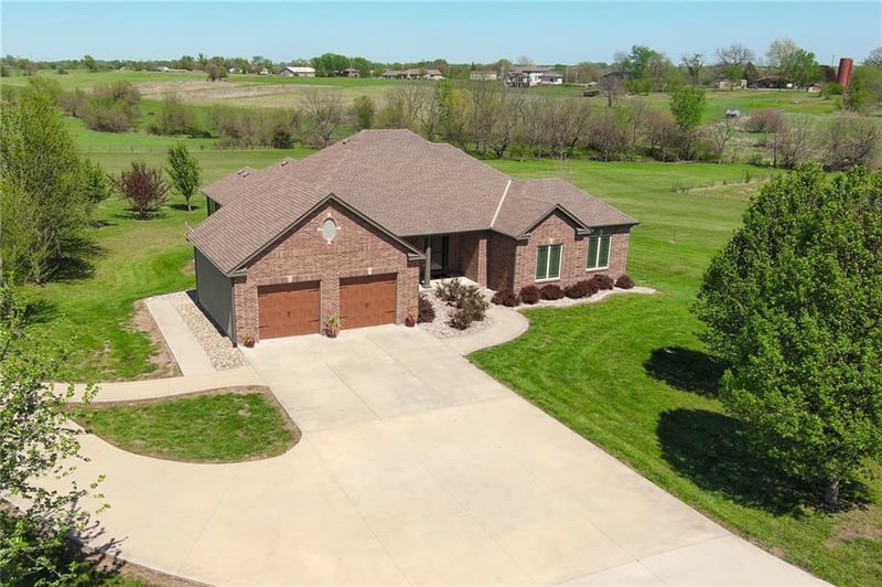 15006 Leavenworth Rd, Basehor, KS 66007