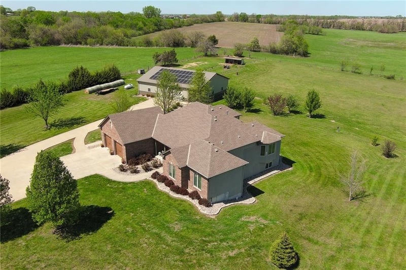 15006 Leavenworth Rd, Basehor, KS 66007