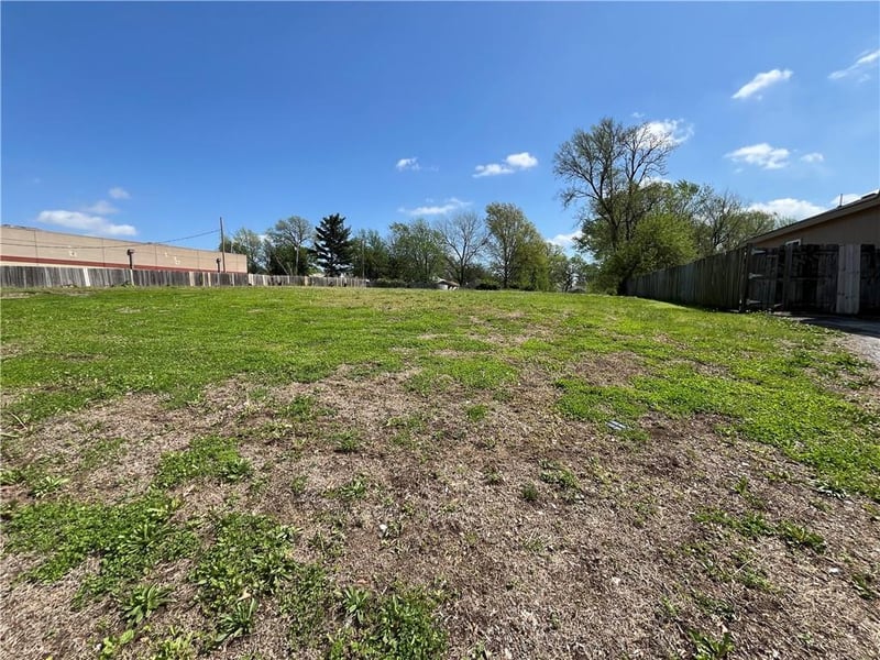 2331 S Sterling Ave, Independence, MO 64054