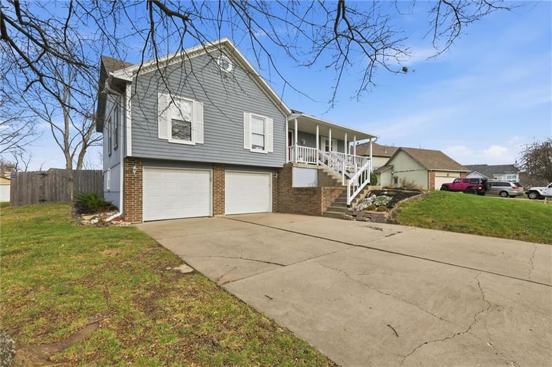 814 Park Dr, Raymore, MO 64083