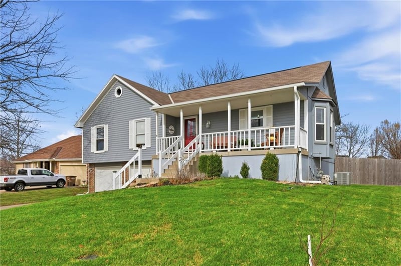 814 Park Dr, Raymore, MO 64083
