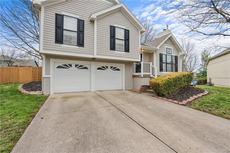 1408 Applewood Ct, Lee's Summit, MO 64086