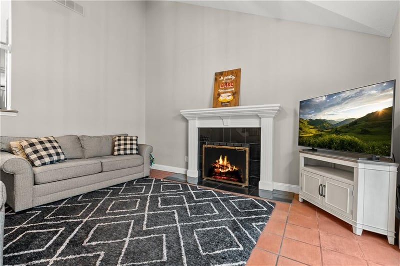 1408 Applewood Ct, Lee's Summit, MO 64086