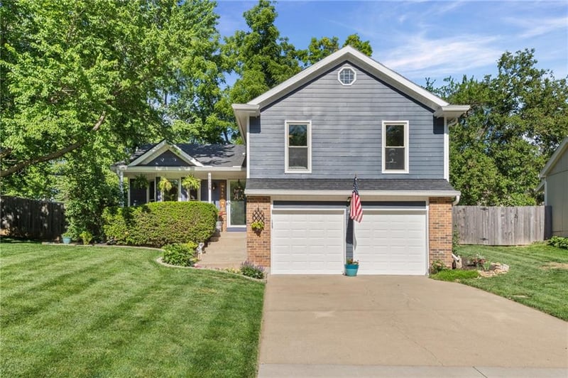 8609 Greenway Ln, Lenexa, KS 66215
