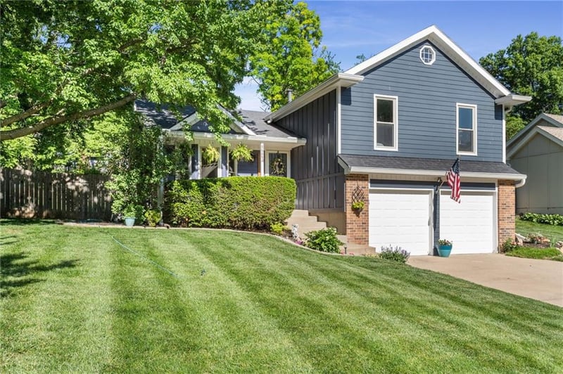 8609 Greenway Ln, Lenexa, KS 66215