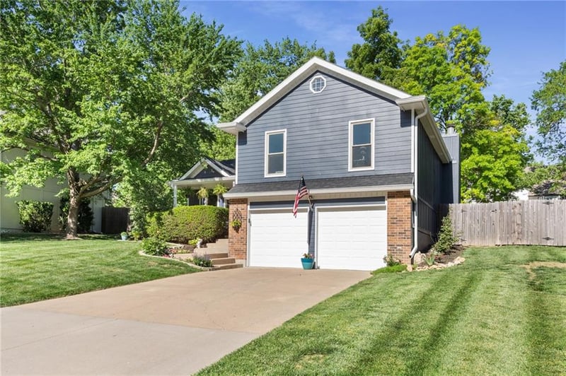 8609 Greenway Ln, Lenexa, KS 66215