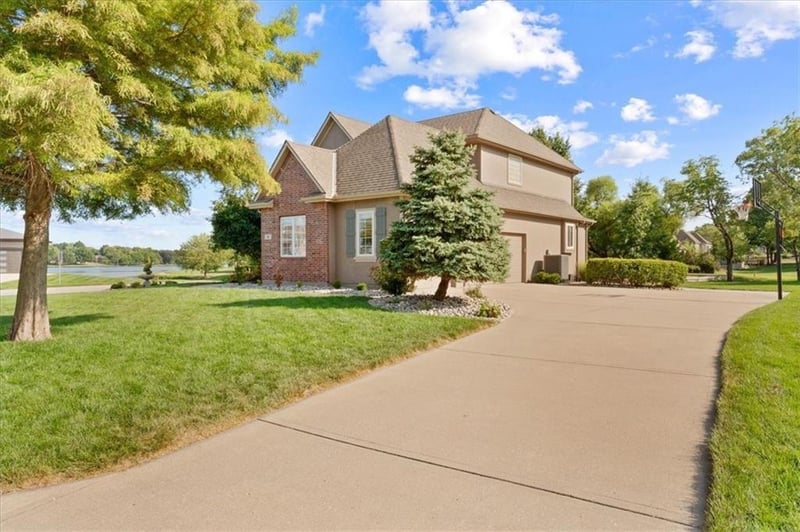 901 Drake Dr, Lee's Summit, MO 64082
