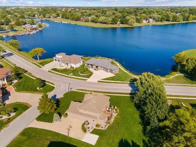 901 Drake Dr, Lee's Summit, MO 64082
